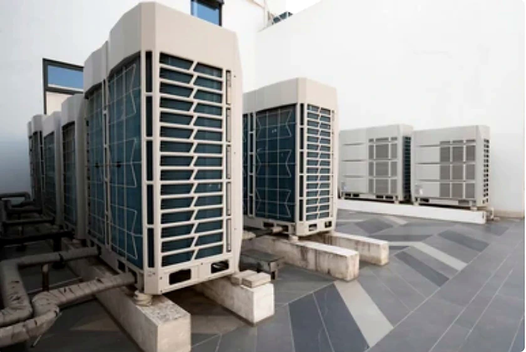 Unidades condensadoras de climatización VRF instaladas en la azotea de un edificio