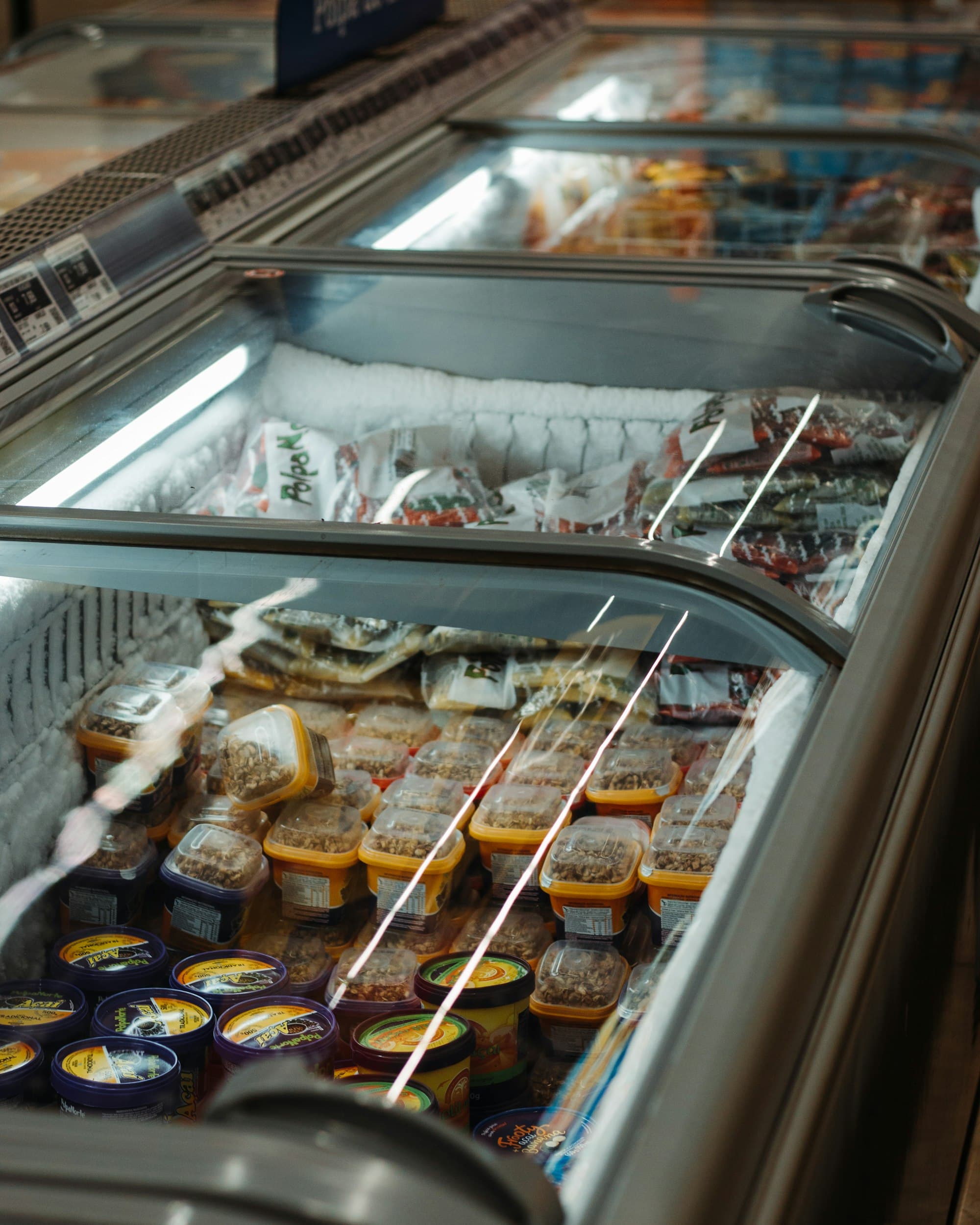 Heladera exhibidora comercial con productos refrigerados