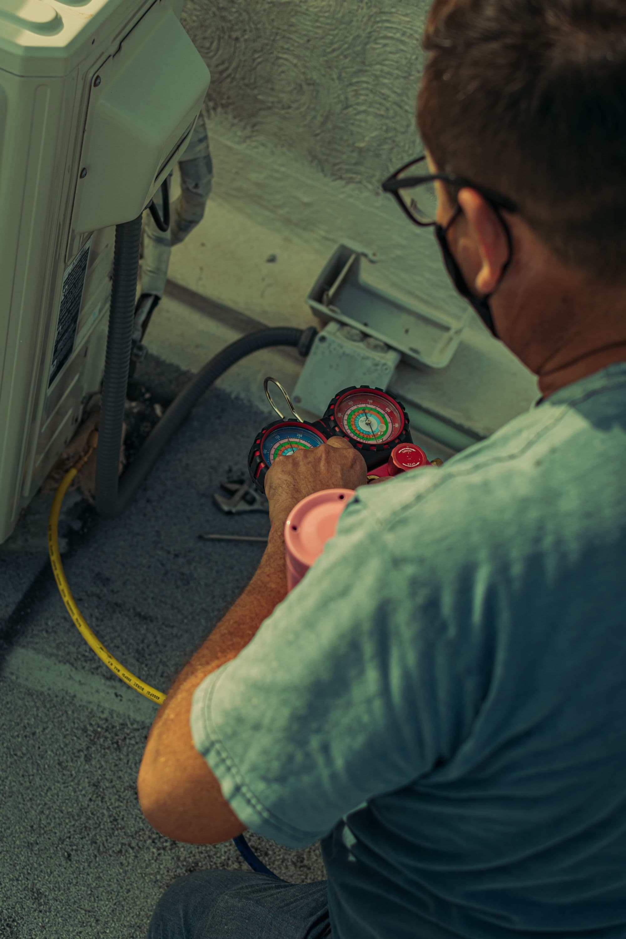 Técnico midiendo presiones de refrigerante con manómetros